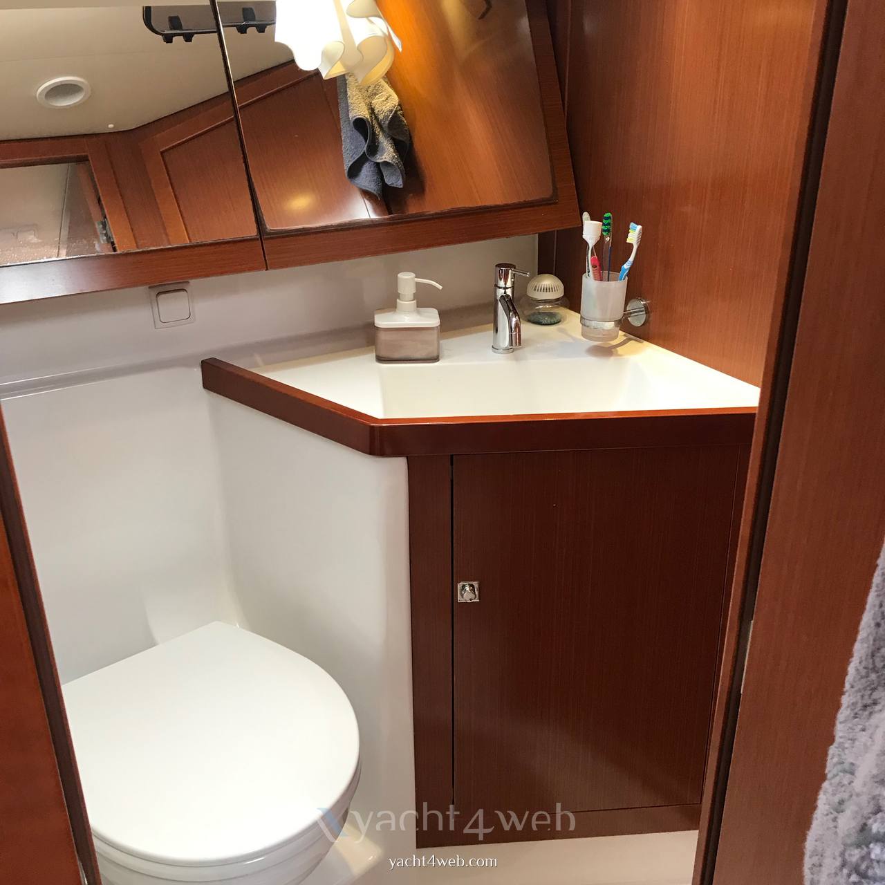 BENETEAU Oceanis 45 - Foto Serviço de higiene 1