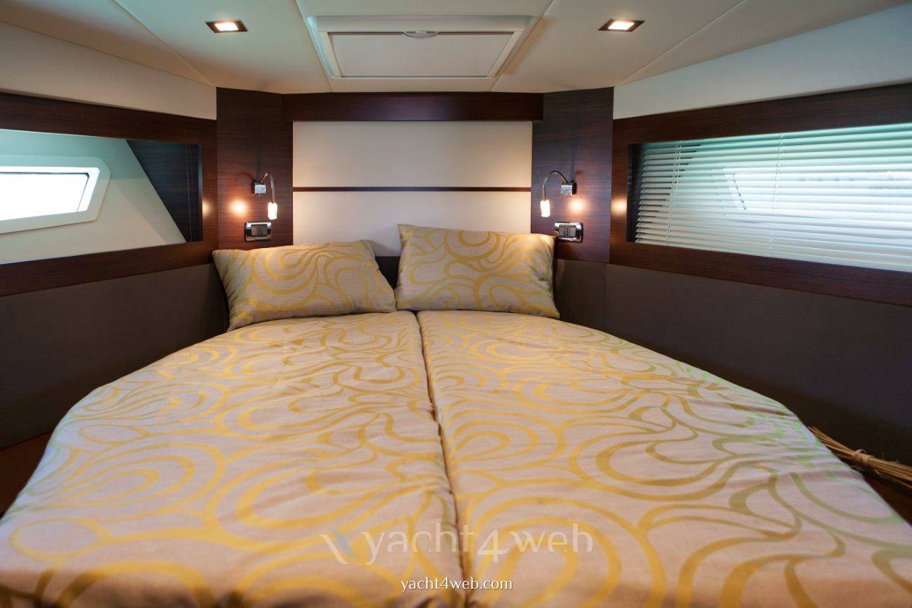Queens yachts Queens 50 hard top new Inside