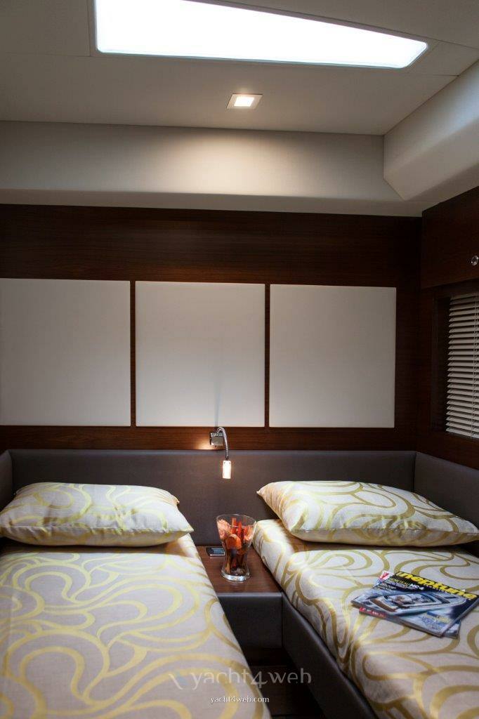 Queens yachts Queens 50 hard top new Inside