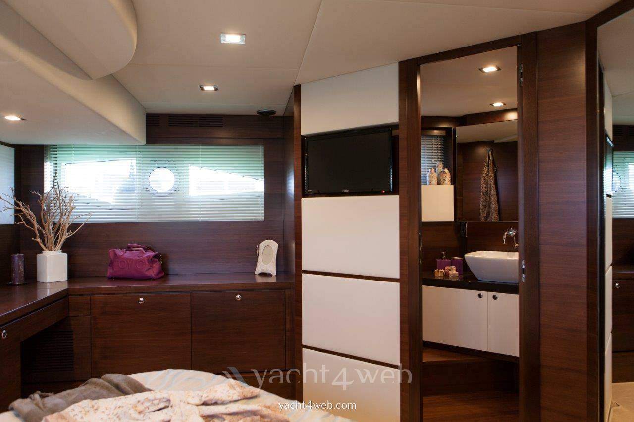 Queens yachts Queens 50 hard top new Inside