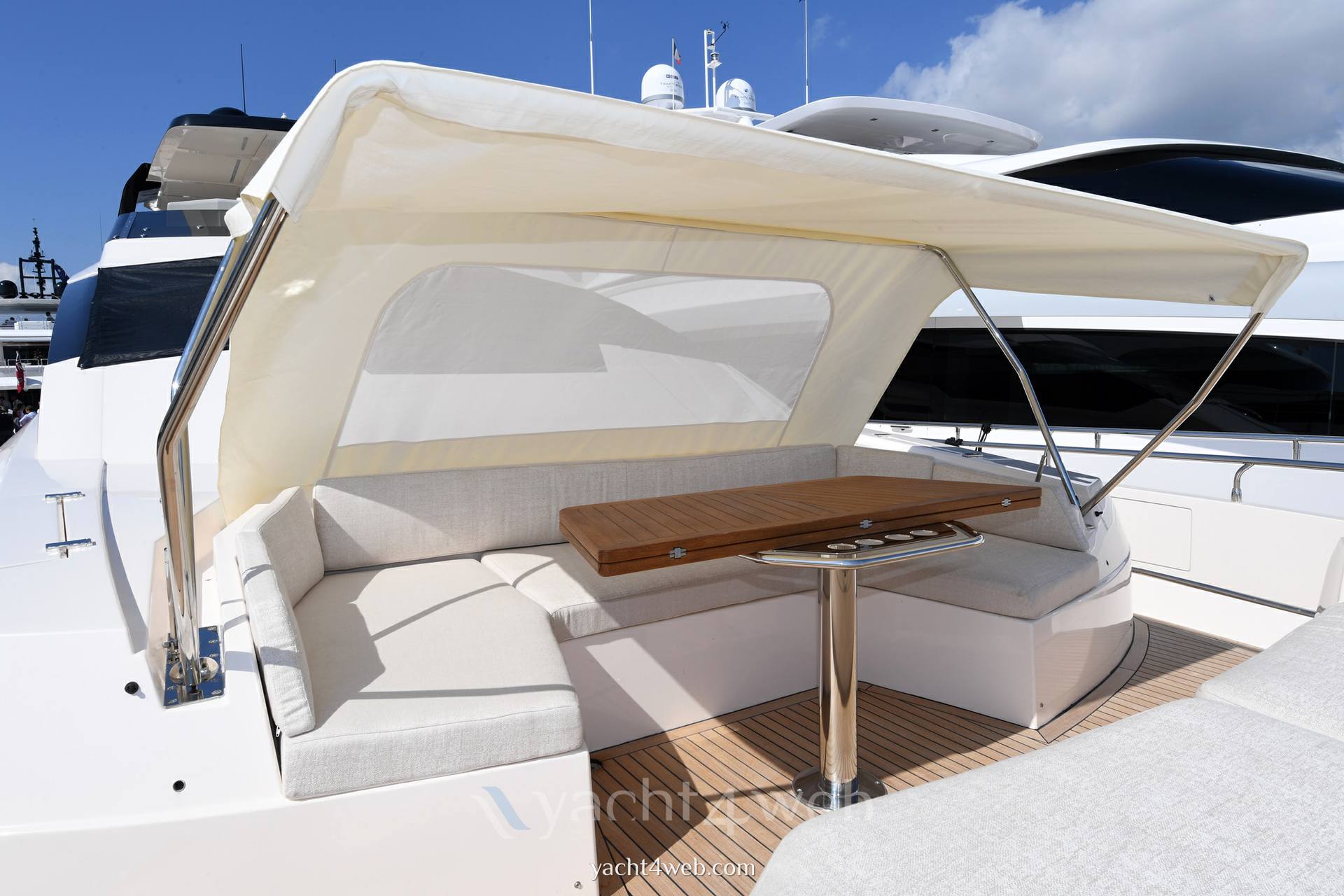 Cayman yachts F920