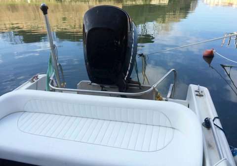 Boston Boston Whaler outrage 21