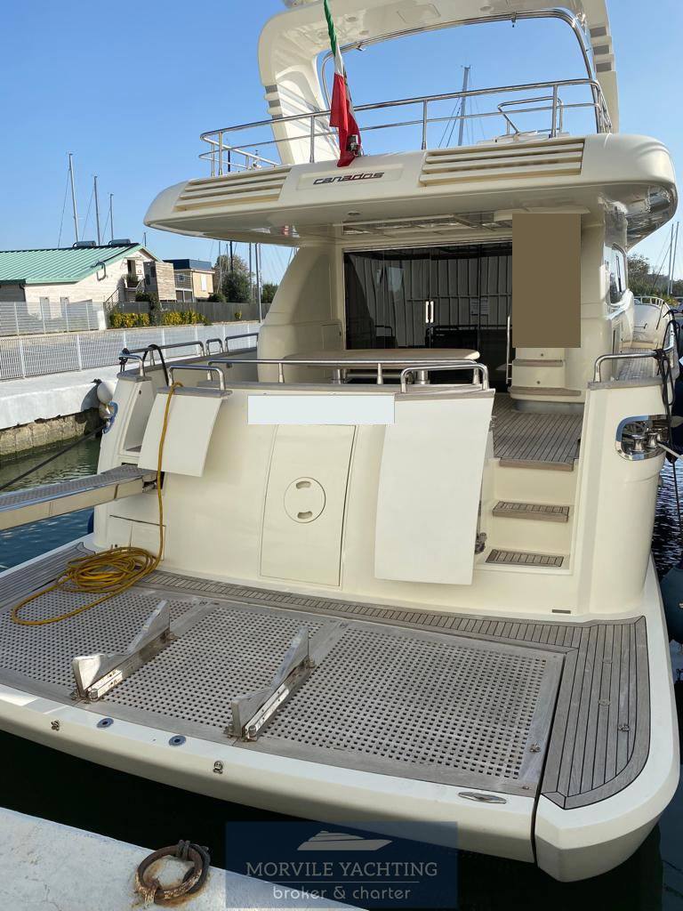 Canados 76 Motor boat charter