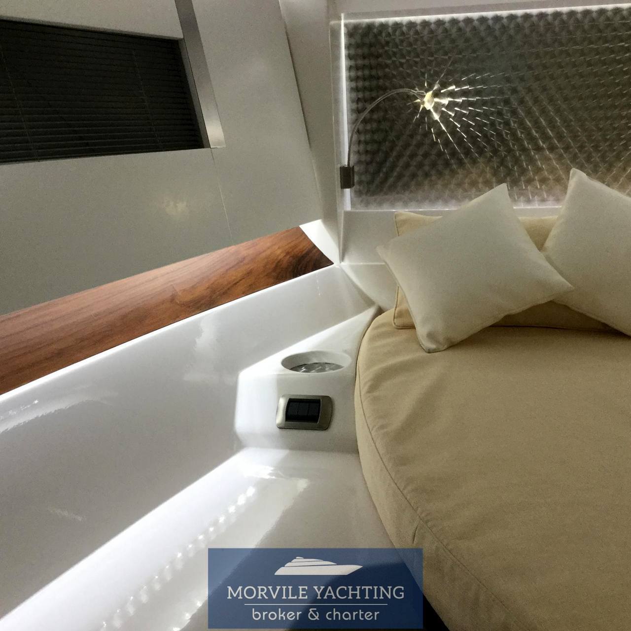 Tornado 38 classic Express Cruiser