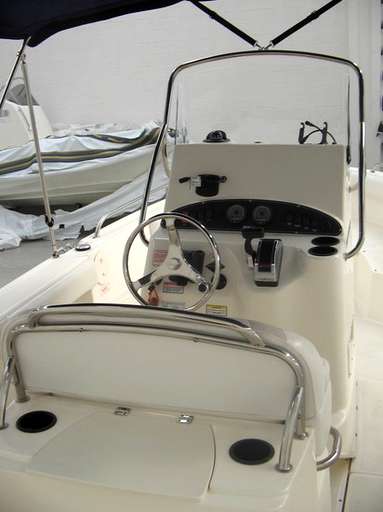 Boston whaler Boston whaler 210 outrage