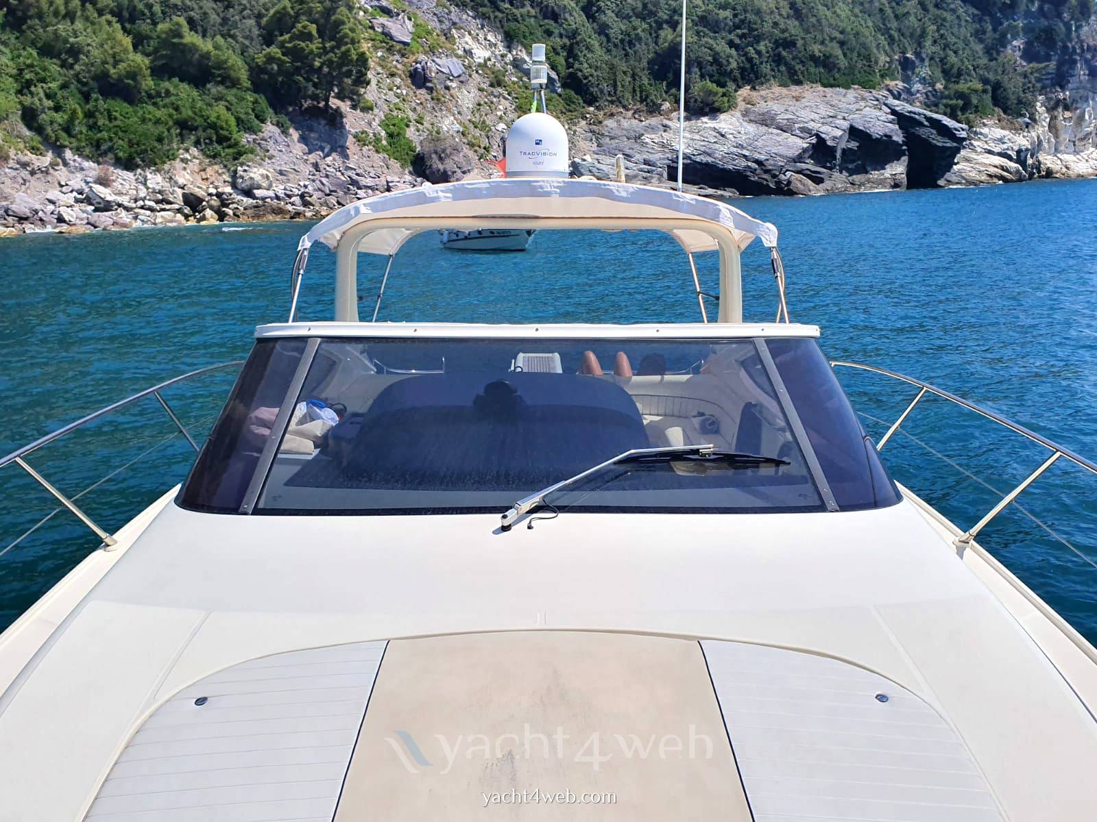 Cantieri di Sarnico 43 spider Exterior: detail