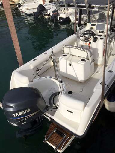 Boston Whaler Boston Whaler 210 outrage