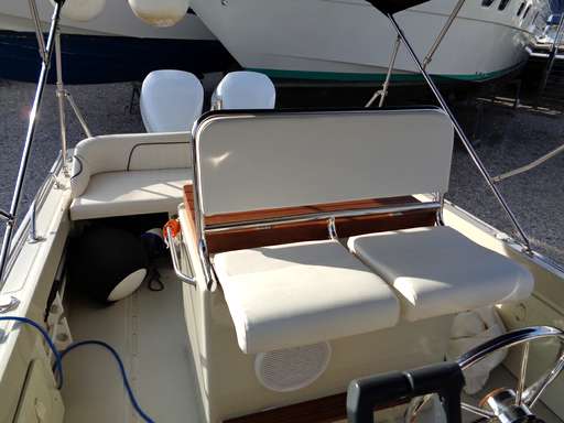 Boston Whaler Boston Whaler 25 outrage