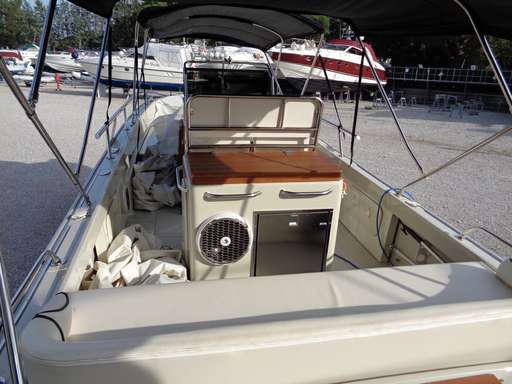 Boston Whaler Boston Whaler 25 outrage