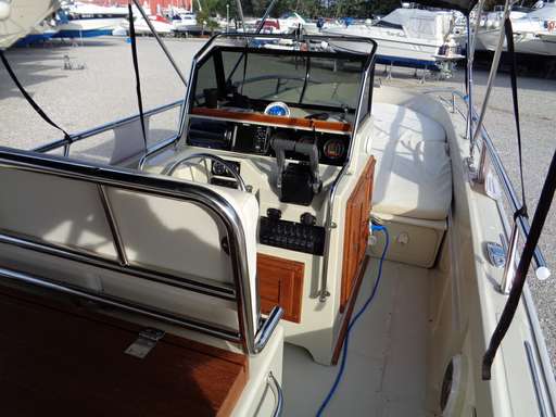 Boston Whaler Boston Whaler 25 outrage