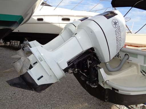 Boston Whaler Boston Whaler 25 outrage