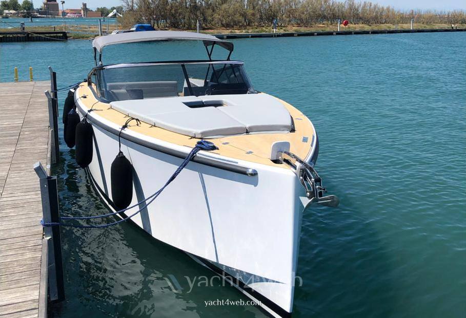 VanDutch 32 Моторная лодка используется для продажи