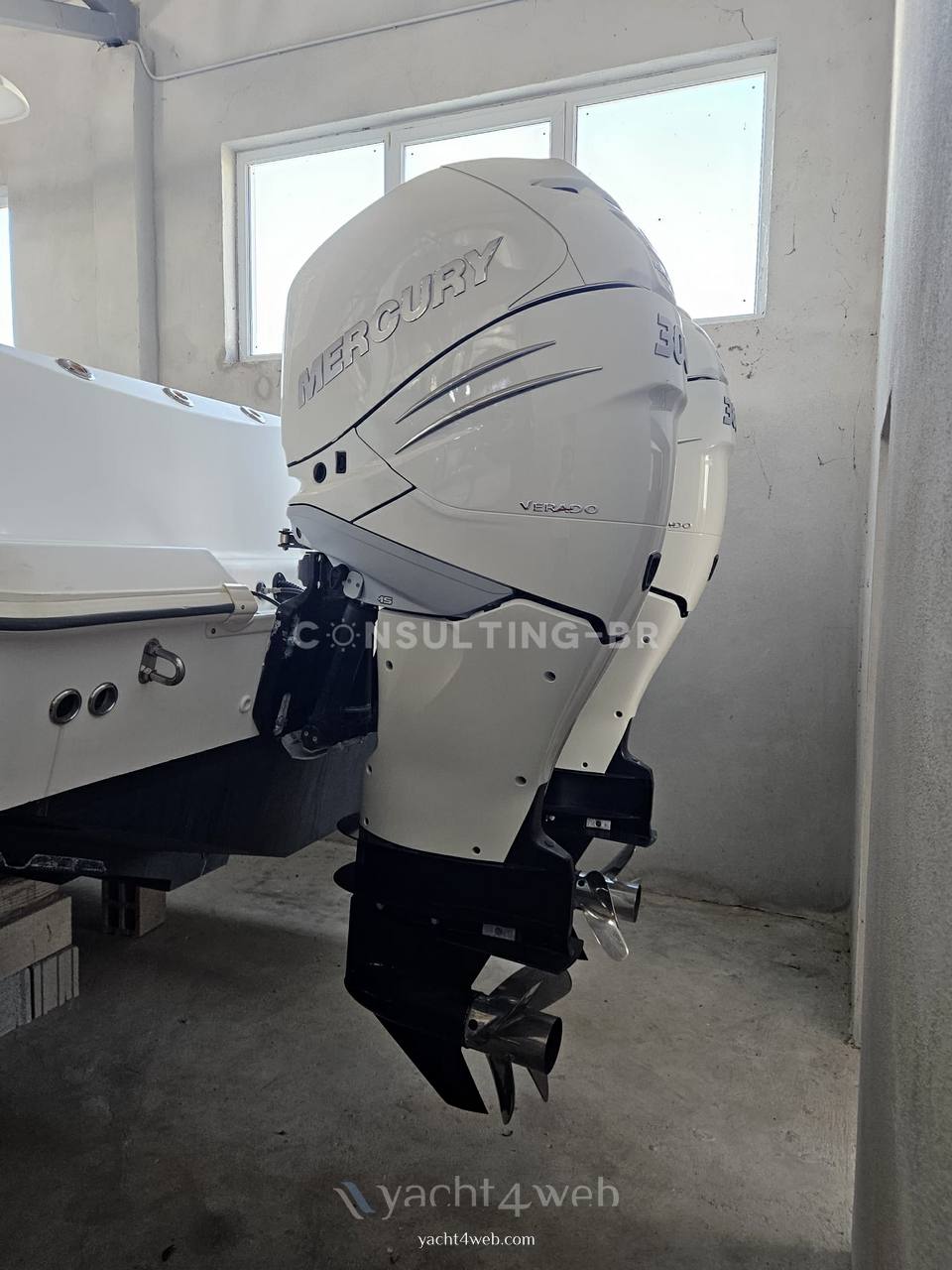 Boston whaler Outrage 320 Barca a motore usata in vendita