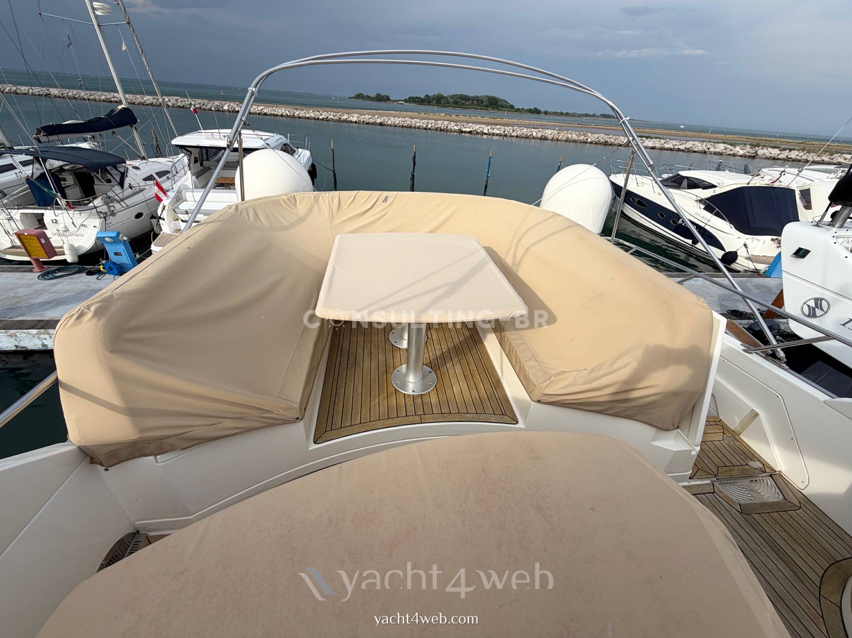 Sealine T60 barco de motor