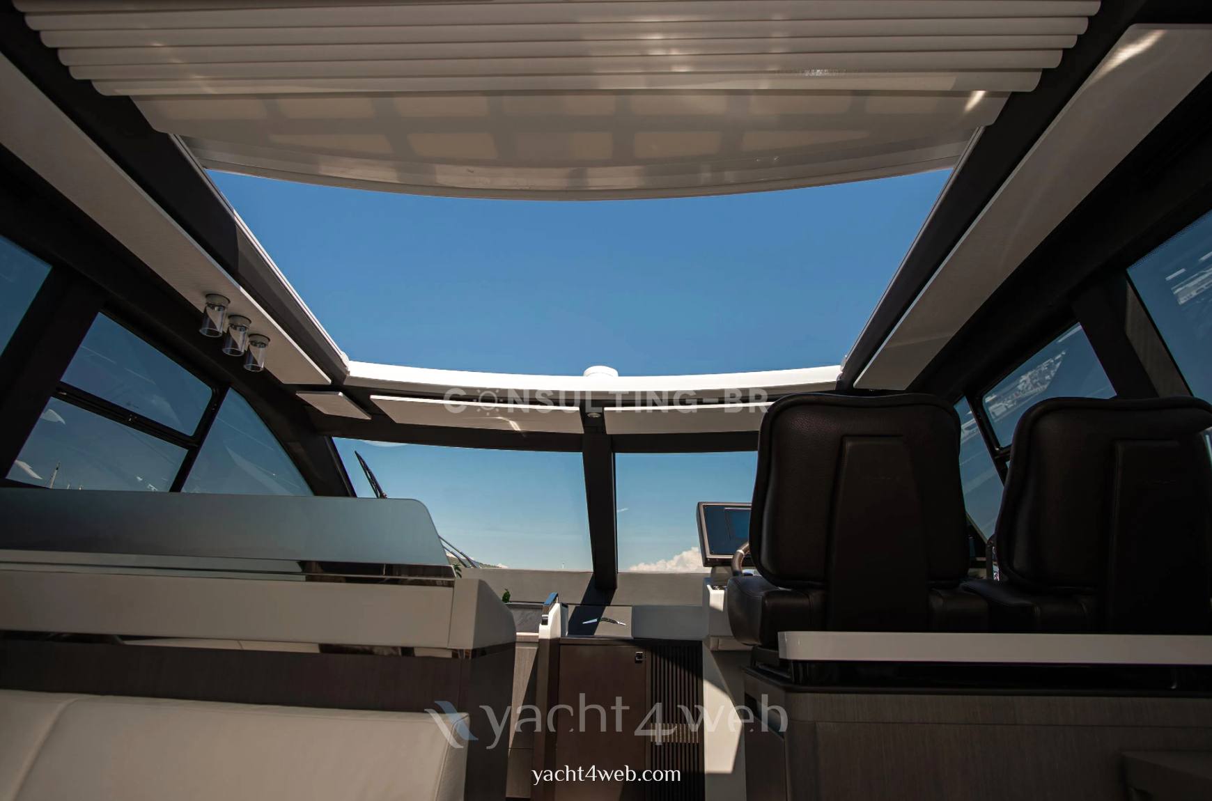 Azimut S7 驾驶桥楼