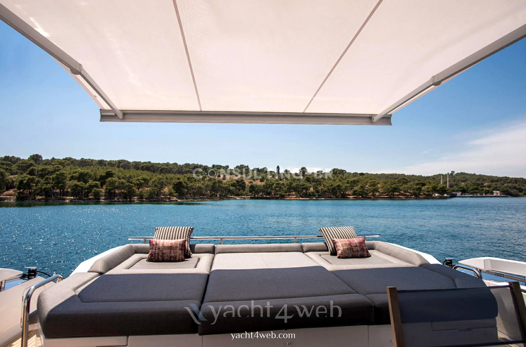 Azimut S7 驾驶桥楼