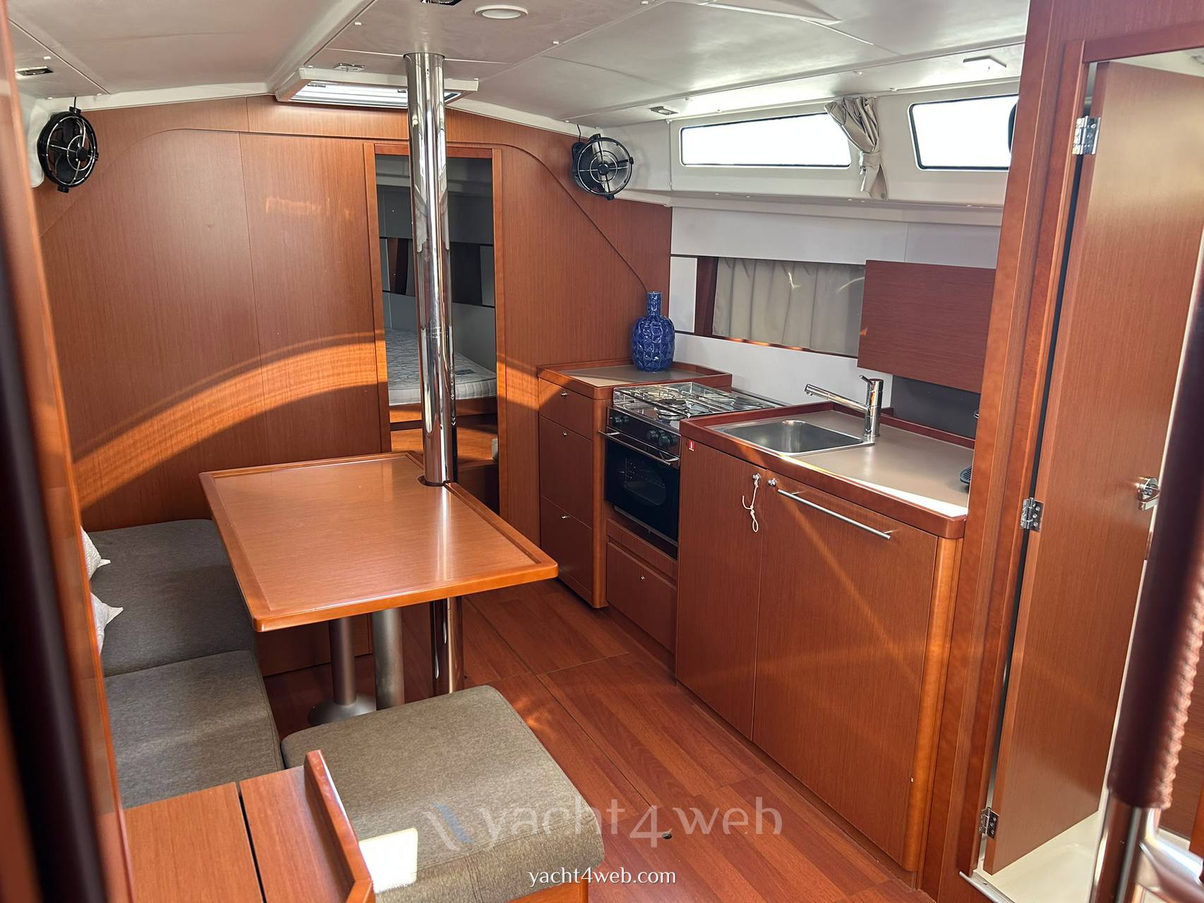 Beneteau Oceanis 38 Vela