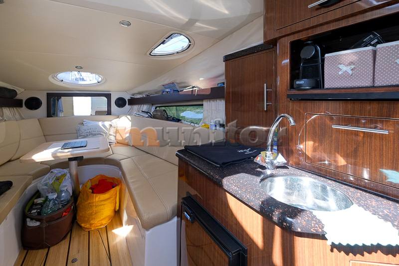 Regal 28 express barca a motore