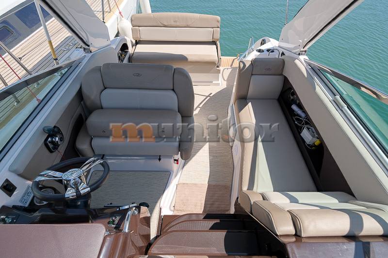 Regal 28 express Flybridge