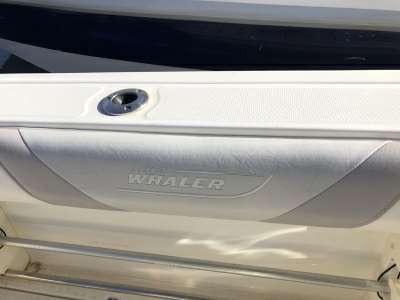 BOSTON WHALER BOSTON WHALER BOSTON 220 OUTRAGE