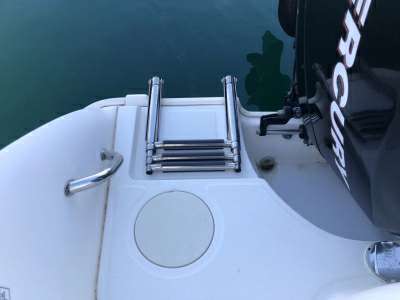 BOSTON WHALER BOSTON WHALER BOSTON 220 OUTRAGE