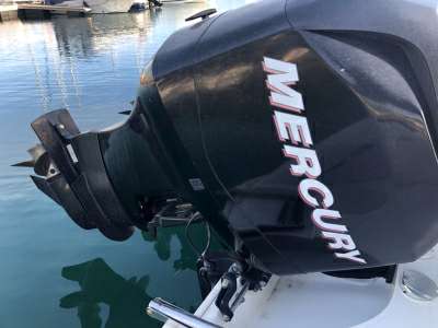 BOSTON WHALER BOSTON WHALER BOSTON 220 OUTRAGE