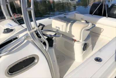 BOSTON WHALER BOSTON WHALER BOSTON 220 OUTRAGE