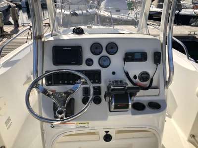 BOSTON WHALER BOSTON WHALER BOSTON 220 OUTRAGE