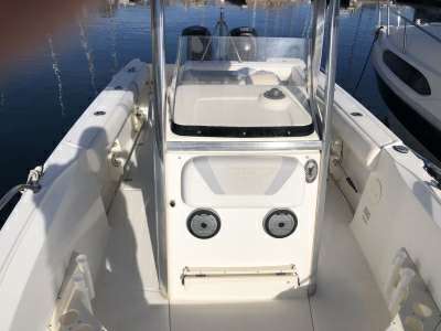 BOSTON WHALER BOSTON WHALER BOSTON 220 OUTRAGE