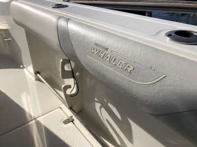 BOSTON WHALER BOSTON WHALER BOSTON 220 OUTRAGE