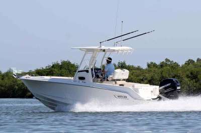 BOSTON WHALER BOSTON WHALER BOSTON 230 OUTRAGE