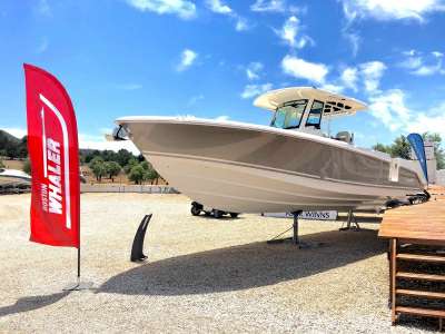 BOSTON WHALER BOSTON WHALER BOSTON 330 OUTRAGE