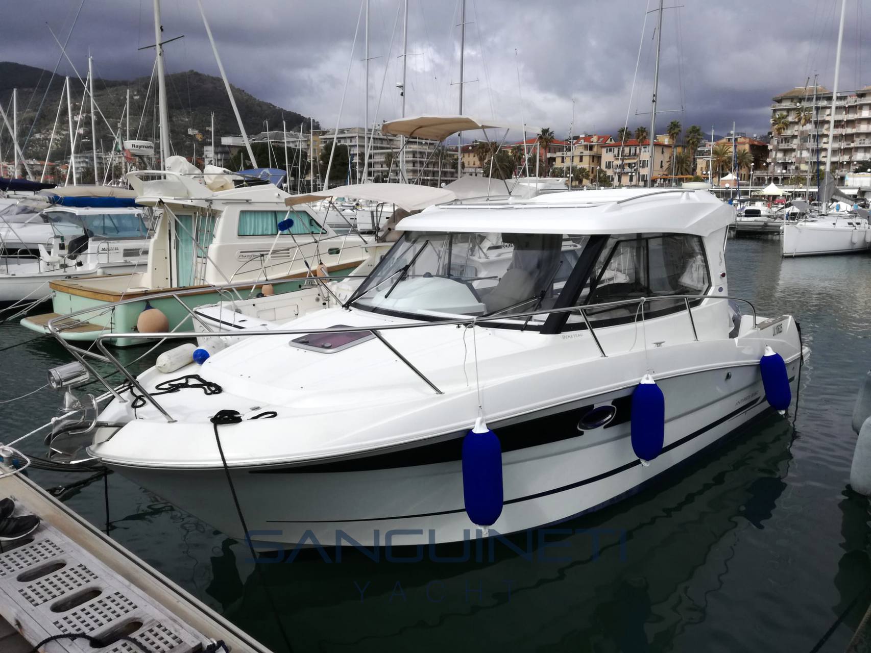 Beneteau Antares 880