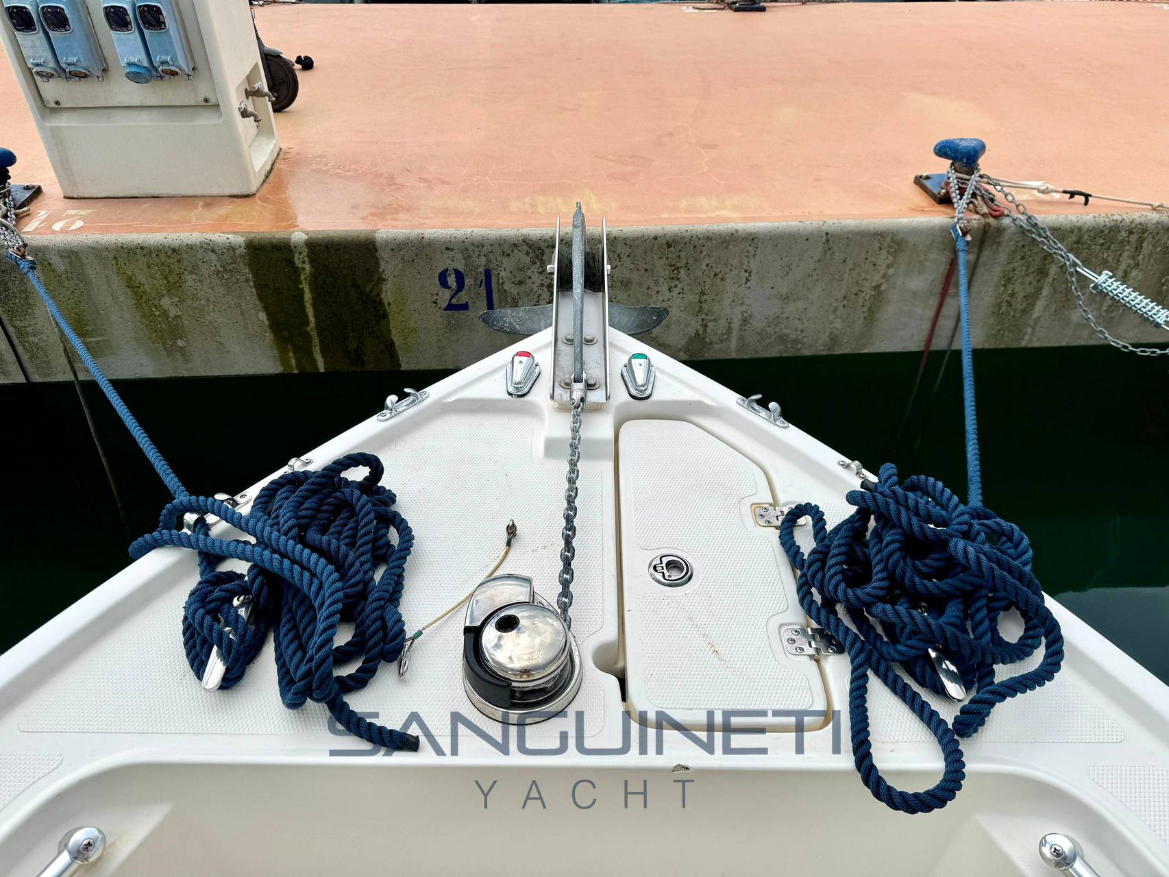 Mako 264 walk around