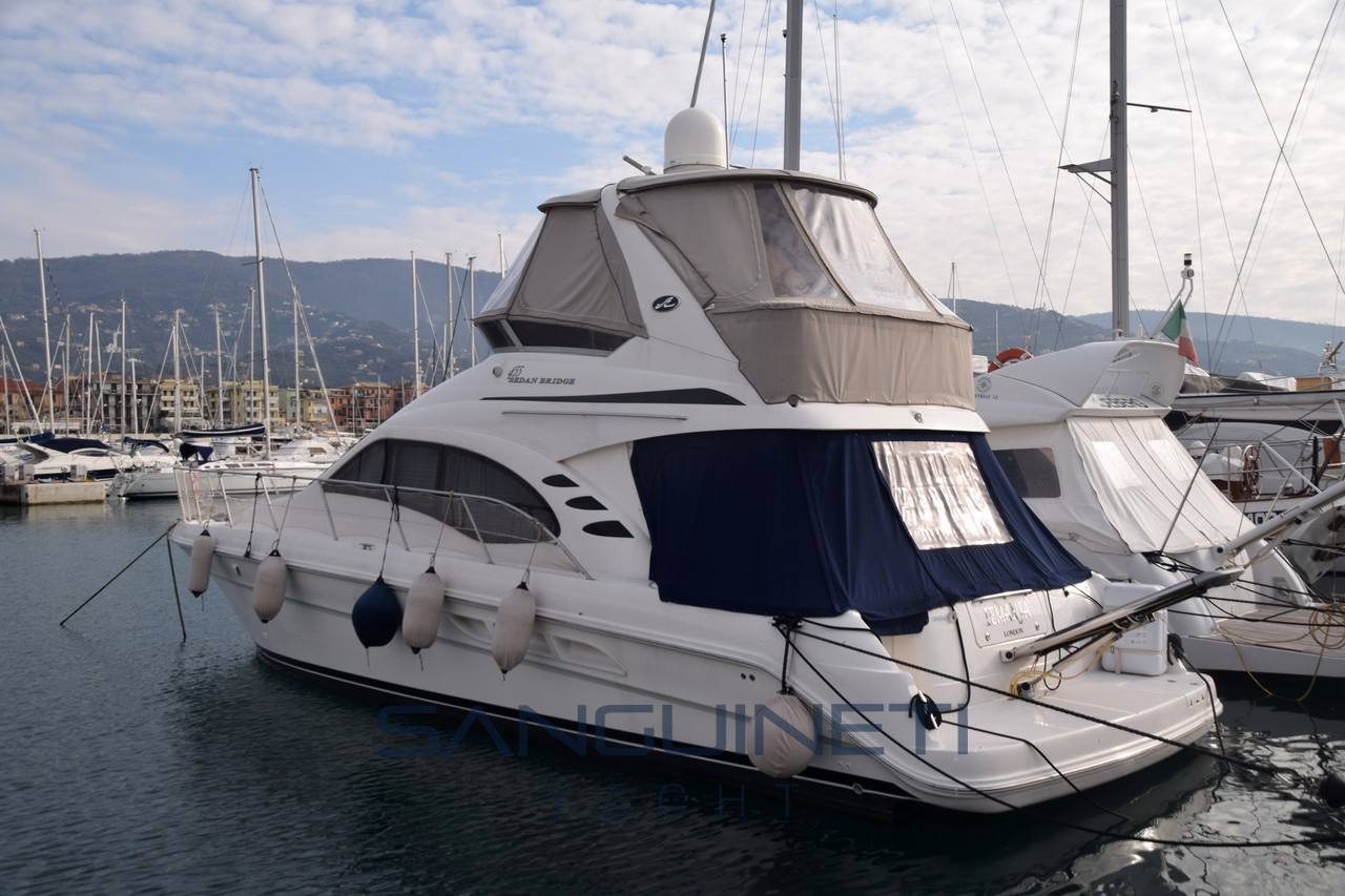 Sea Ray 455 sedan bridge Exterior