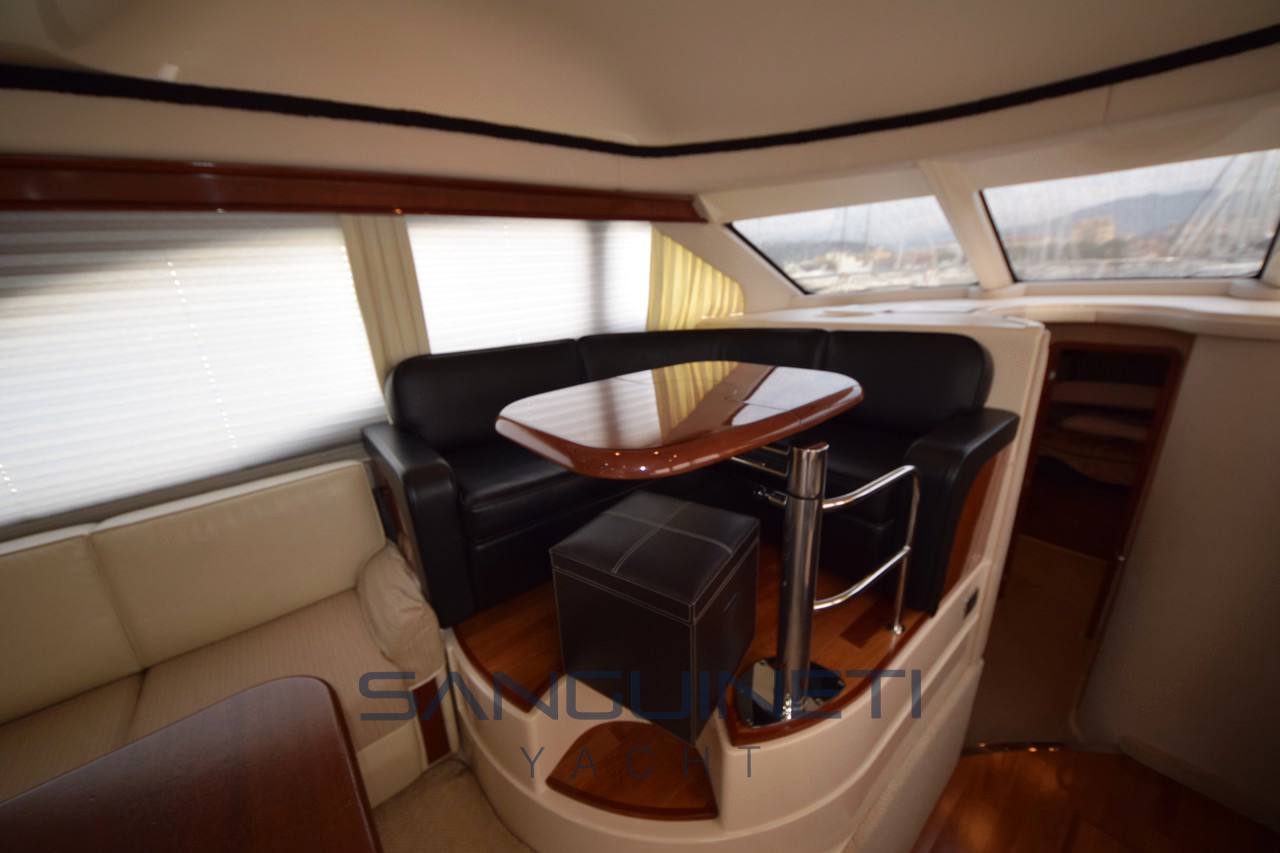 Sea Ray 455 sedan bridge Inside