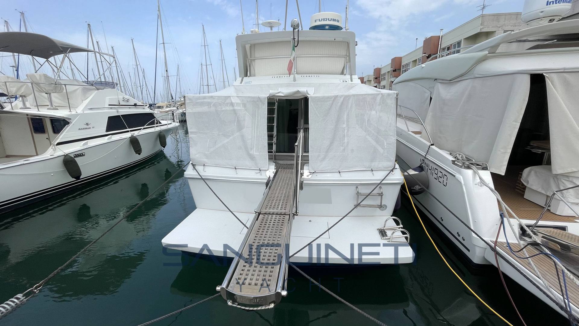 Ferretti 39 Моторная лодка используется для продажи