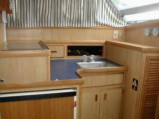 Bertram Bertram 28' fly cruiser