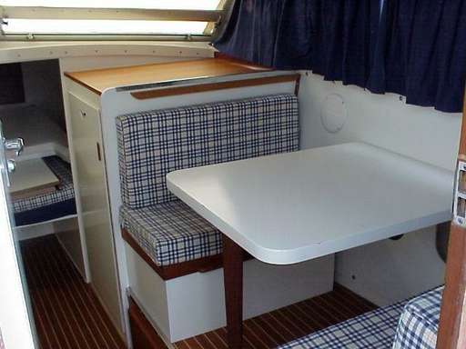 Bertram Bertram 28' fly cruiser