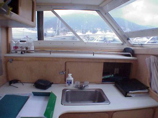 Bertram Bertram 28' fly cruiser