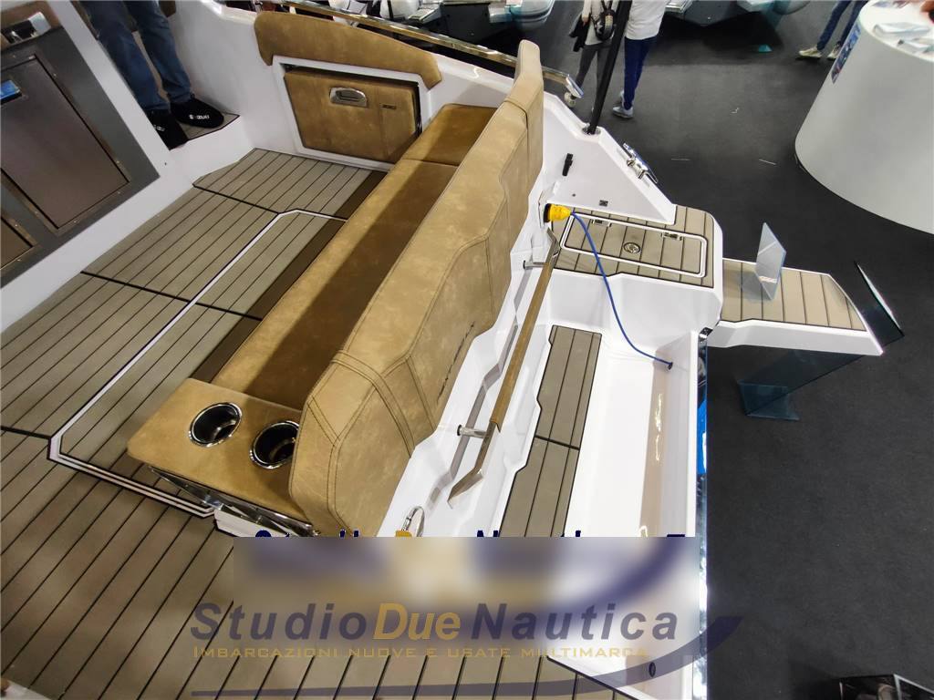 Ranieri international Next 330 lx barca a motore