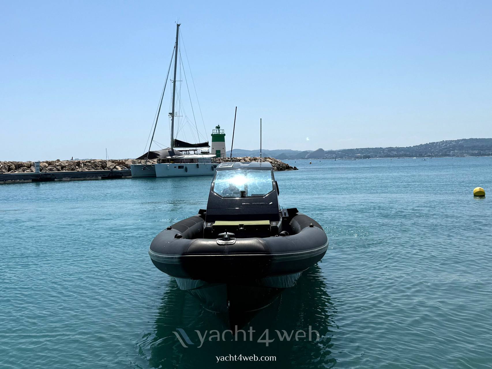 Goldfish 38 sport Моторная лодка используется для продажи