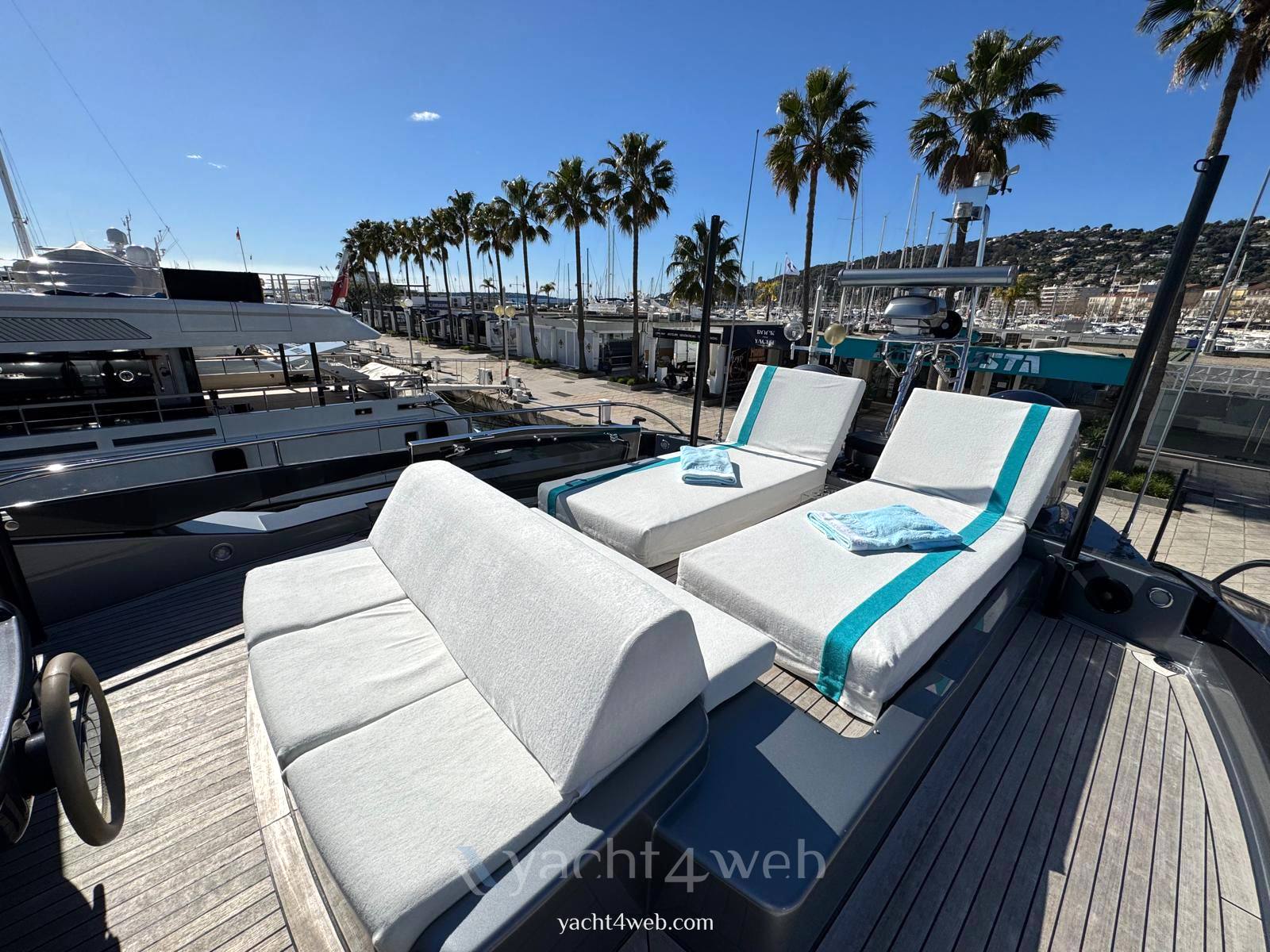 Riva 86 domino Motoryacht usato