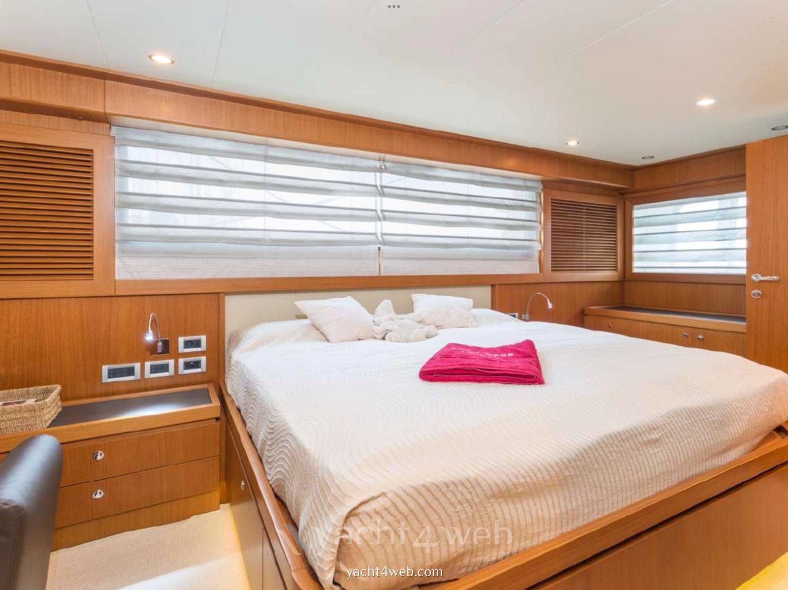 Ferretti yachts Altura 840 fotografia
