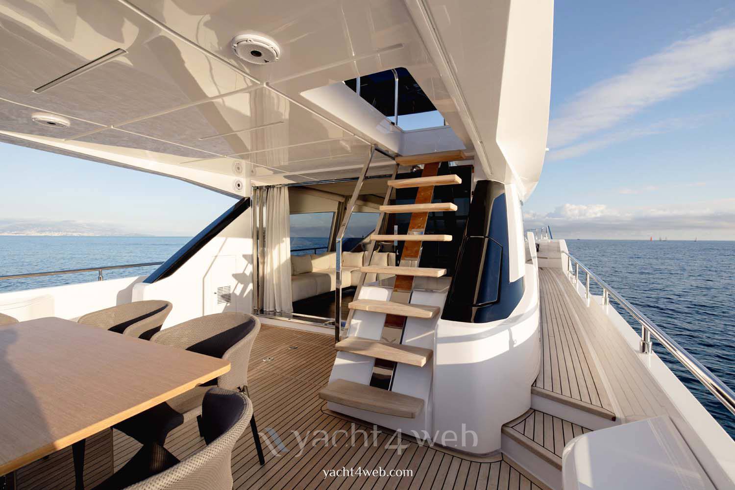 Ferretti yachts 720