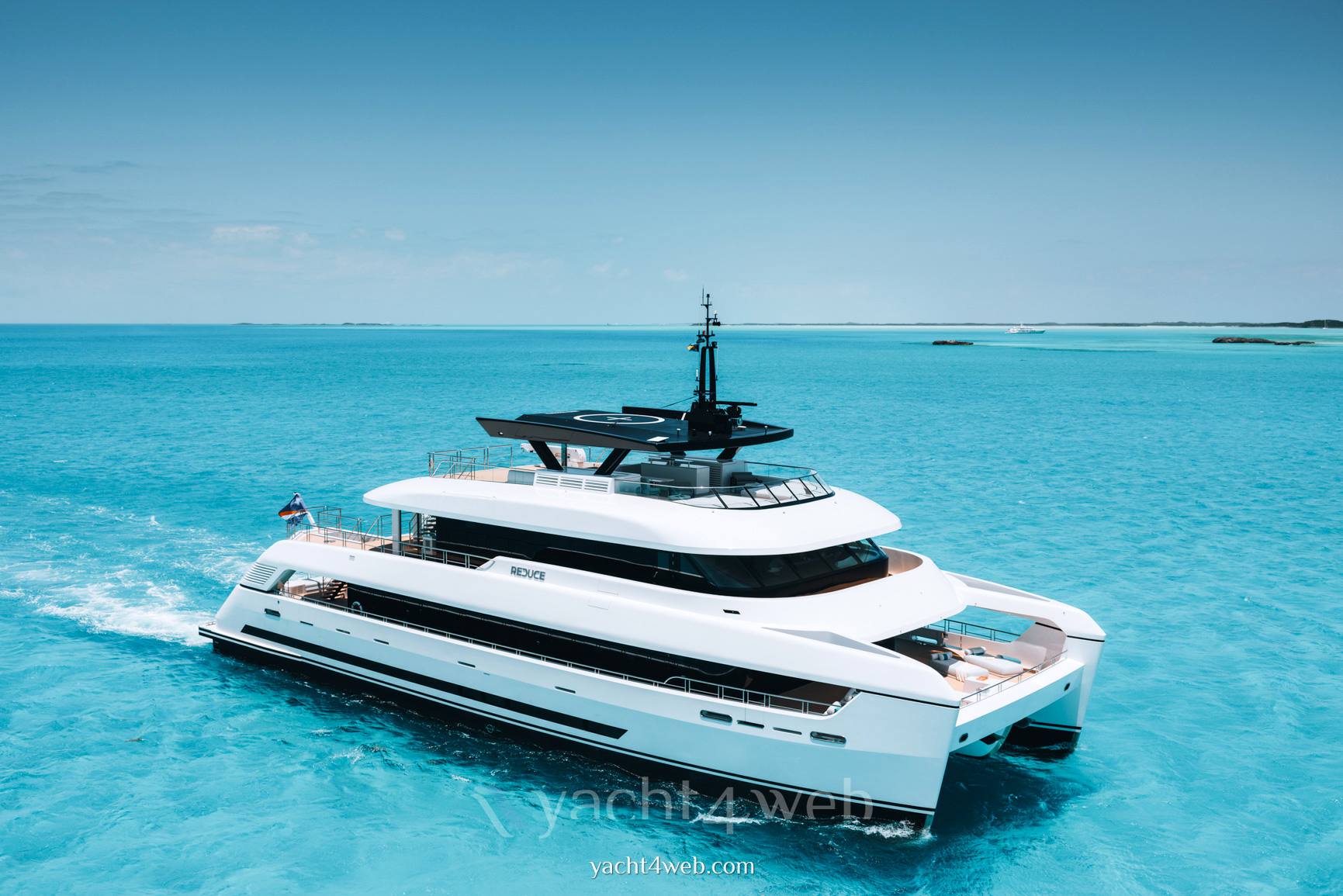 Silver yachts Reduce