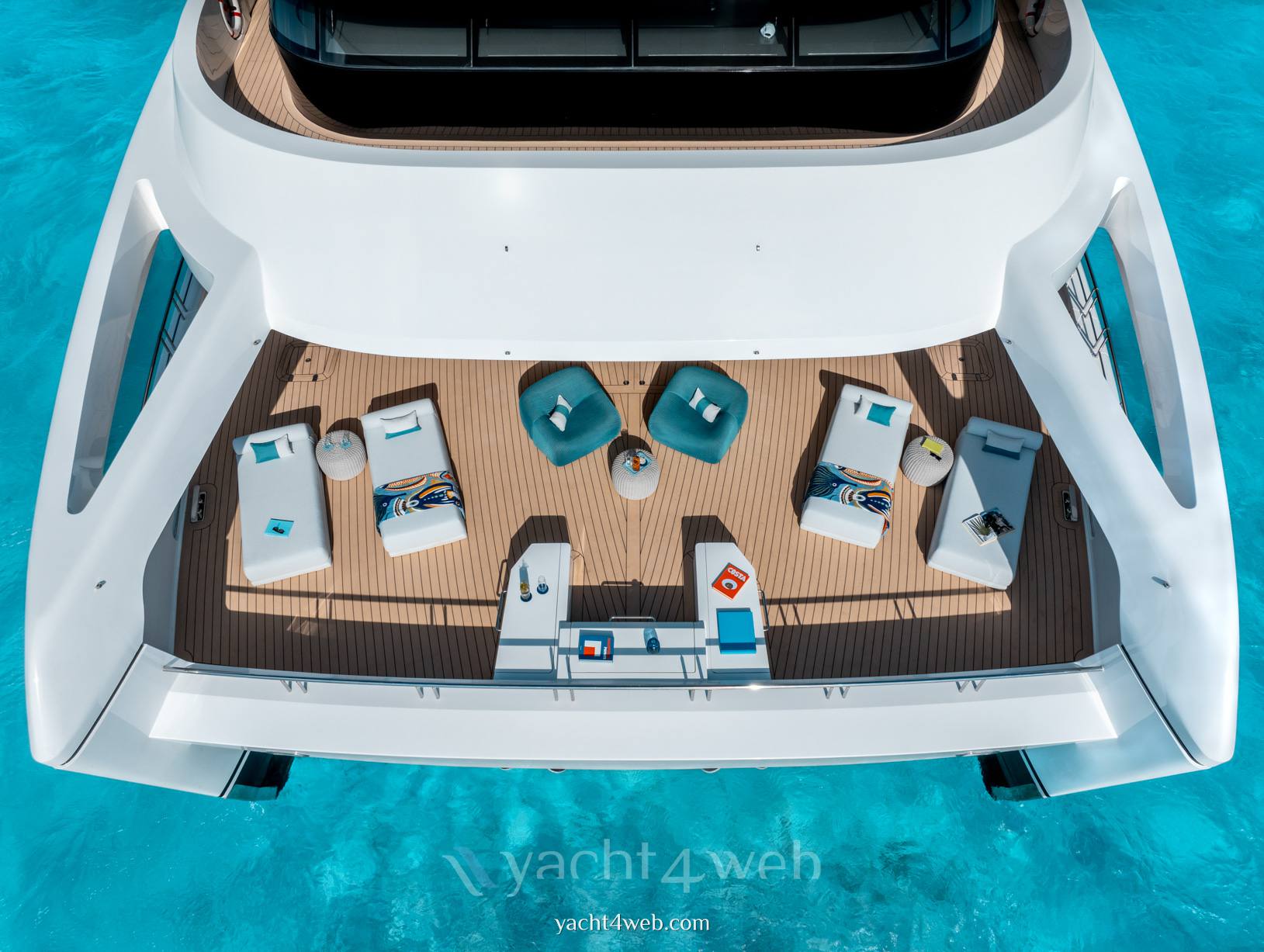 Silver yachts Reduce 0