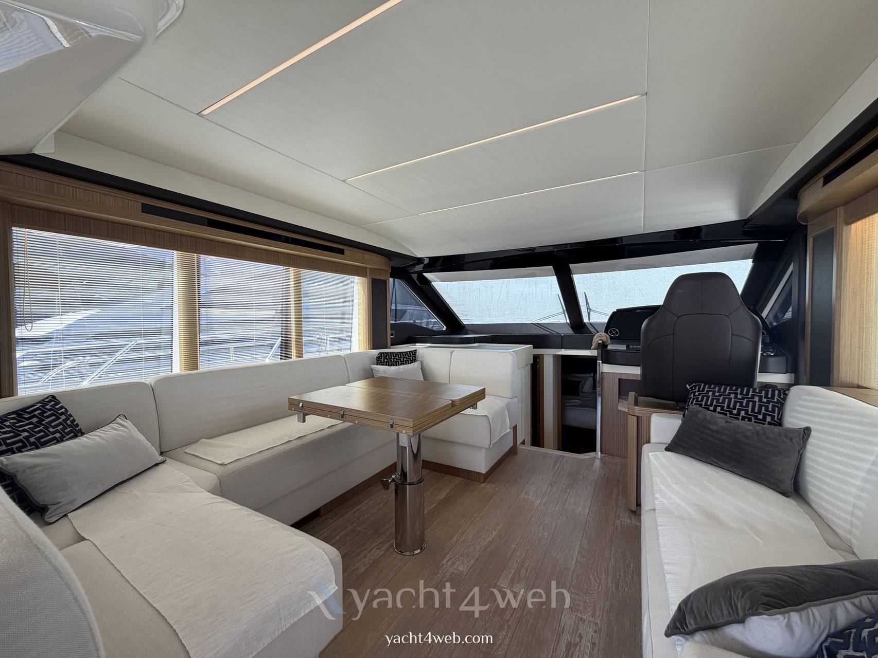 Absolute 52 fly Motoryacht