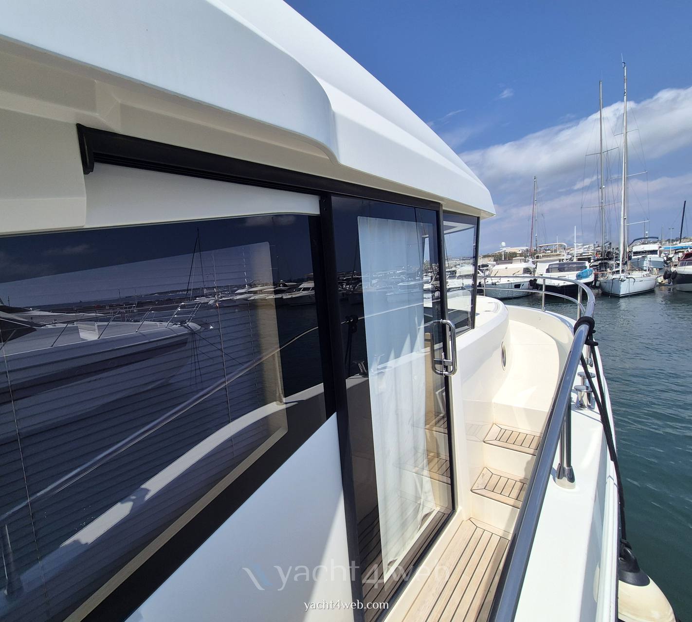 Beneteau Grand trawler 62 Фото