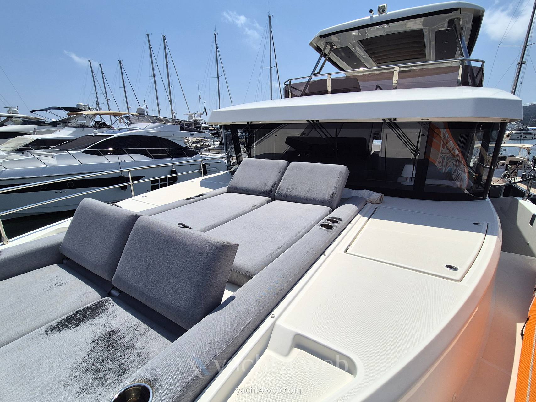Beneteau Grand trawler 62 Boat используется для продажи